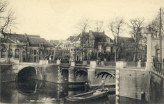 2267 Gezicht op de Tolsteegbrug over de Stadsbuitengracht te Utrecht; links de Bijlhouwerbrug.